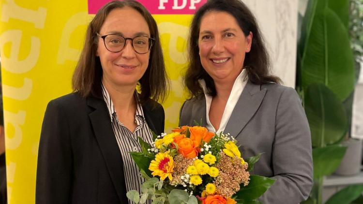 Birgit Wegner mit Katja Hessel MdB